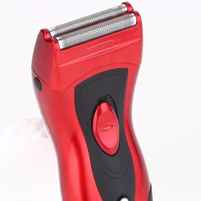 Afeitarse de manera cercana y cómoda con una máquina de afeitar eléctrica para hombres con batería