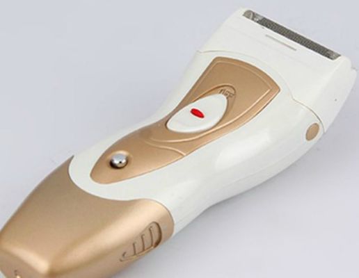 Afeitarse de manera cercana y cómoda con una máquina de afeitar eléctrica para hombres con batería