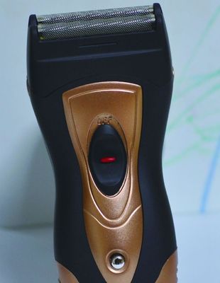 Afeitarse de manera cercana y cómoda con una máquina de afeitar eléctrica para hombres con batería