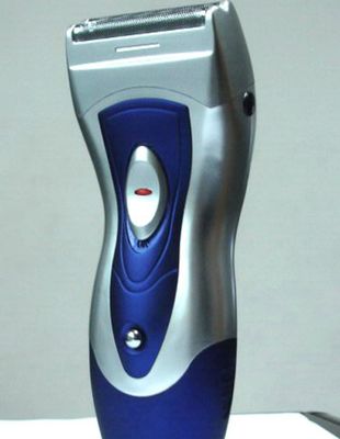 Afeitarse de manera cercana y cómoda con una máquina de afeitar eléctrica para hombres con batería